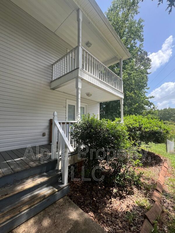 Building Photo - 213B Taylor Rd