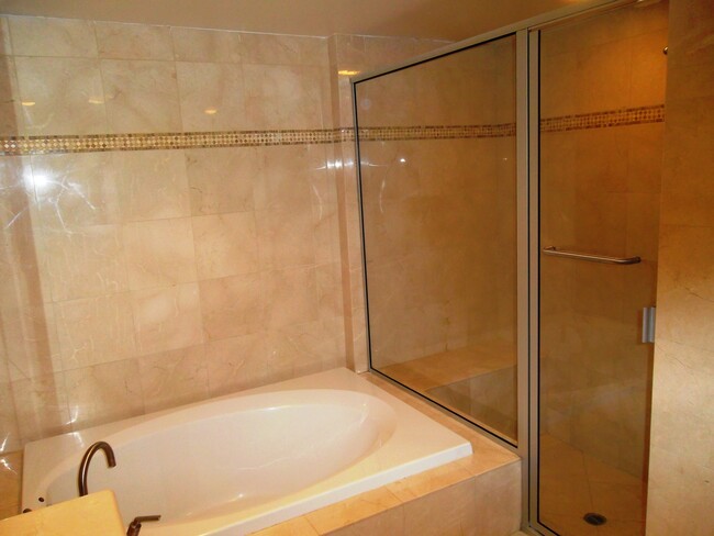 Building Photo - Luxurious condo with top of the line appli...