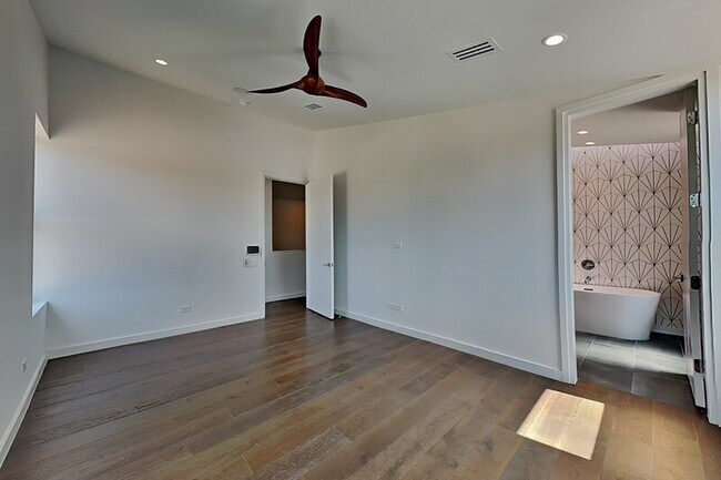 Building Photo - 103 Forest Star Dr
