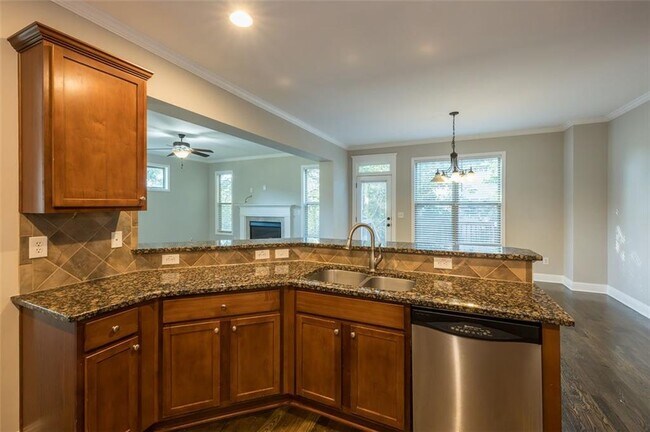 Building Photo - 2707 Silver Hill Terrace SE