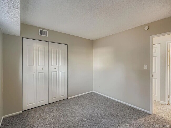 Building Photo - Welcome Home to this cozy condo in Highline Meadows!
