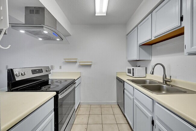 Building Photo - $1,495.00 - 1 Bedroom, 1 Bathroom Condo in Lakewood with Cozy Fireplace!