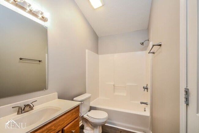 Building Photo - 643 E Pine Ridge Dr
