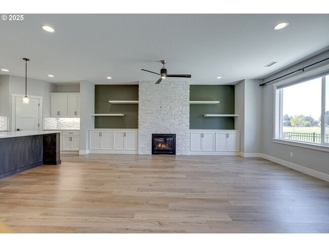 Building Photo - 10902 NE 119th Pl