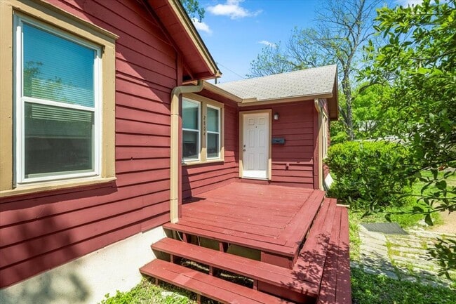 Building Photo - 2804 Breeze Terrace