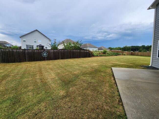 Building Photo - 5 Bedroom 3 Bath 2 Car Garage in Forsyth C...
