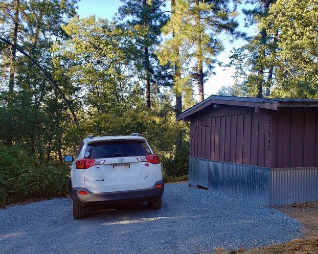 Building Photo - 20940 Pine Ln