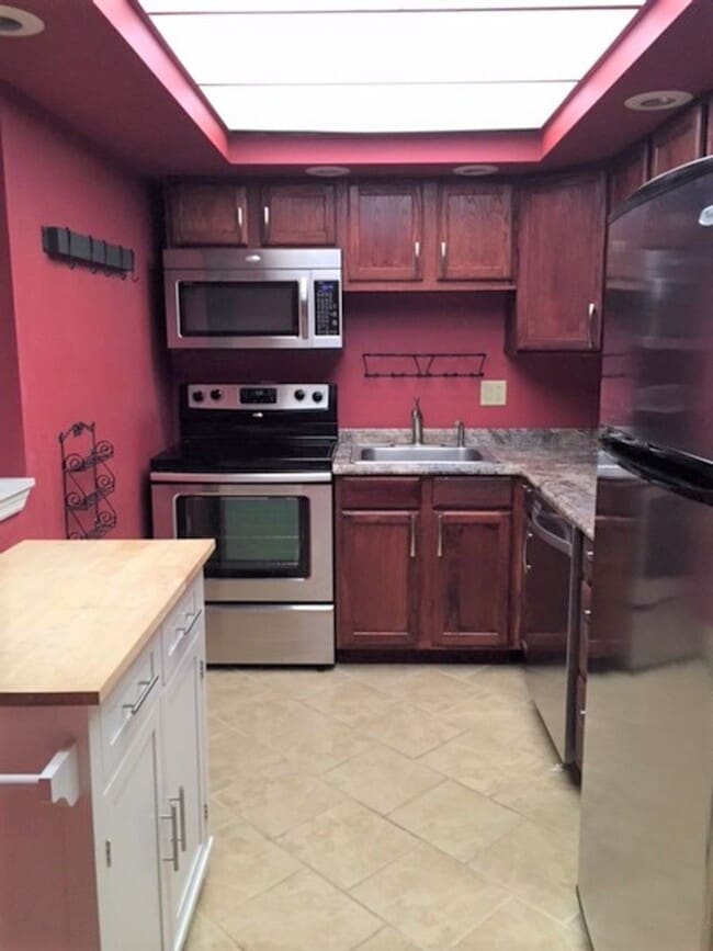 Building Photo - Amite condo available August!