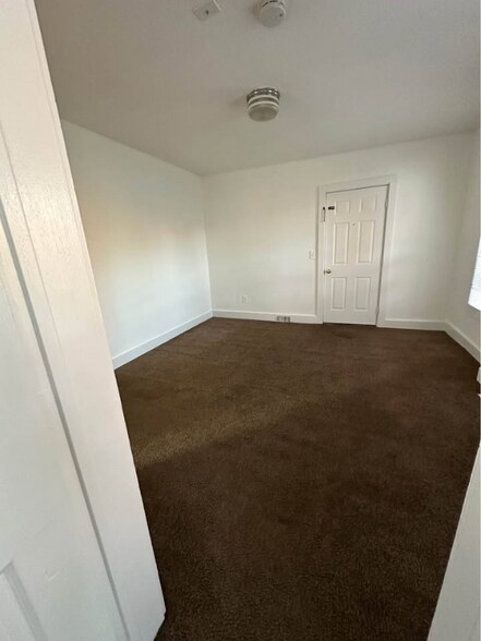 Building Photo - 5 Lake Ave