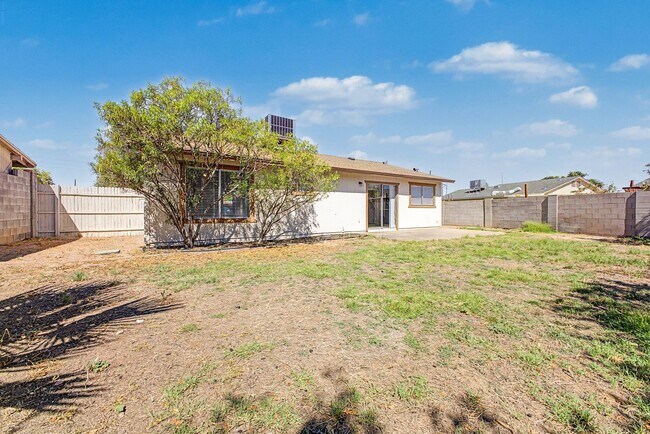 Building Photo - Beautiful 3 Bedroom Home with Large Grass Yard