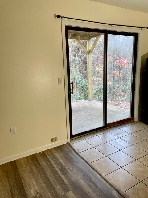 Building Photo - 2 bed, 1 bathroom duplex   - Seneca, SC