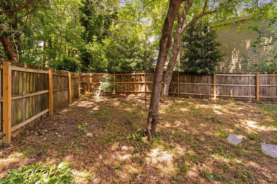 Building Photo - 2912 Enson Pl