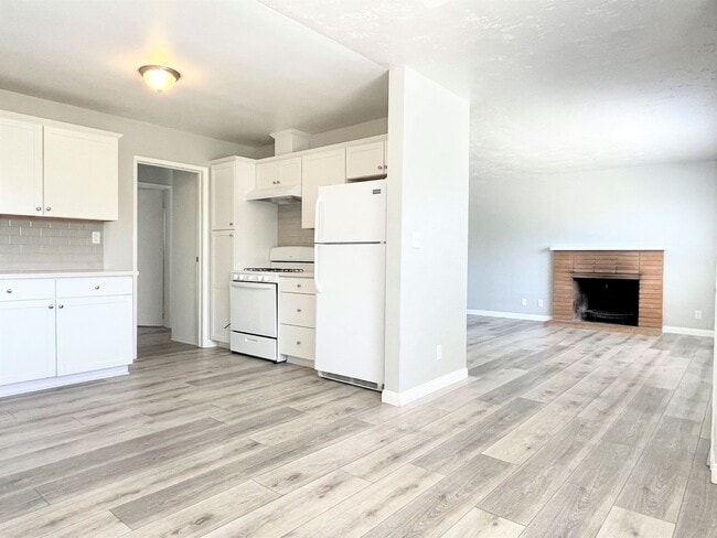 Building Photo - Remodeled Home with Views!