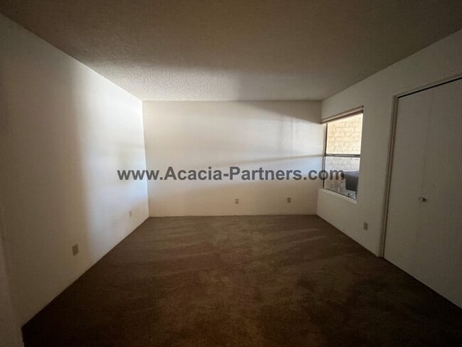 Building Photo - Large Three Bedroom Townhouse