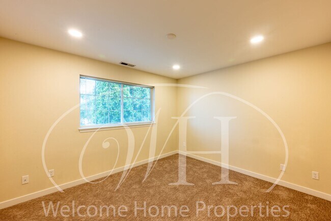 Building Photo - Spacious 2 bedroom duplex with attached garage