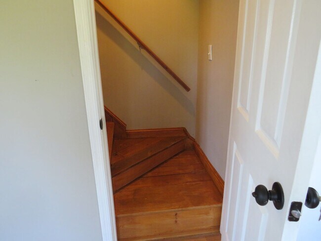 Building Photo - 3 Bedroom 2 Bath Home