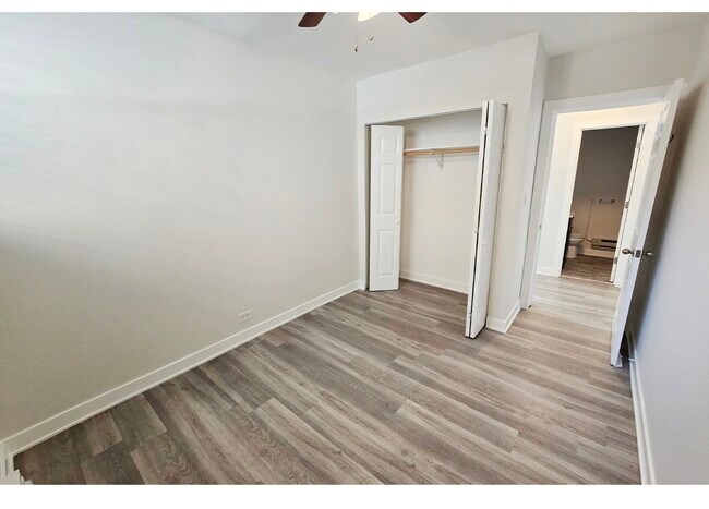 Building Photo - 732 W Roscoe St