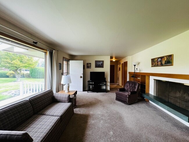 Building Photo - Fully Furnished home- perfect for traveling medical professionals!