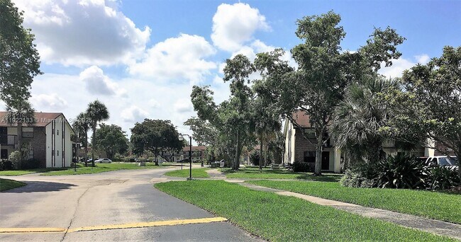 Building Photo - 6061 Shaker Wood Cir