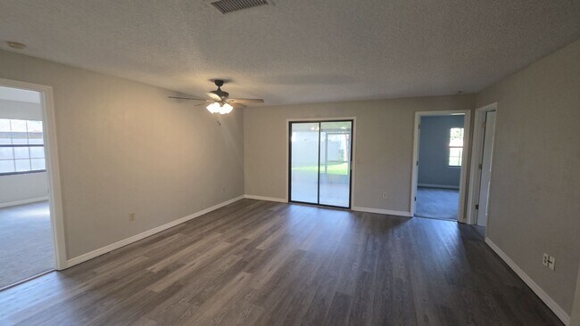 Building Photo - Palm Coast 4 Bedroom 2 Bath in the W Section