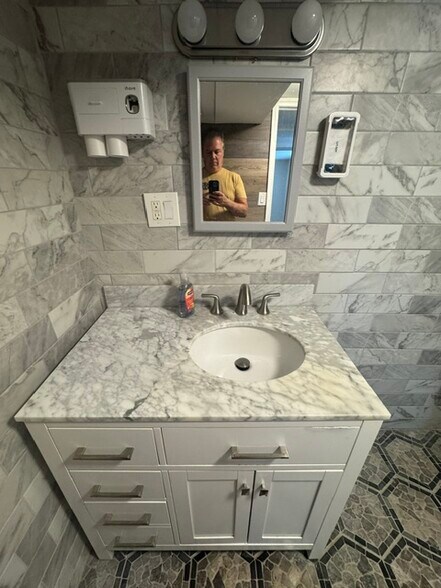 Master bathroom - 29 Hancock Ave