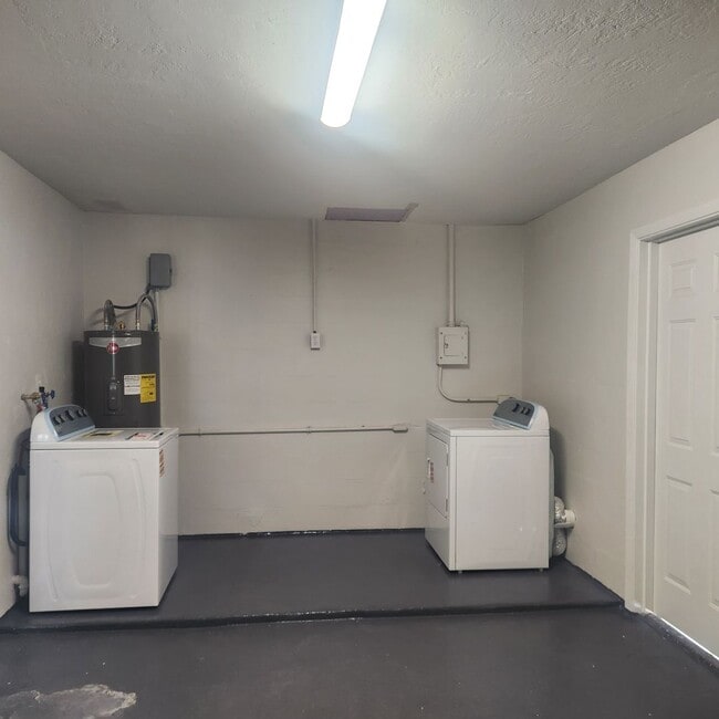 Building Photo - 3 bedroom 1.5 bath