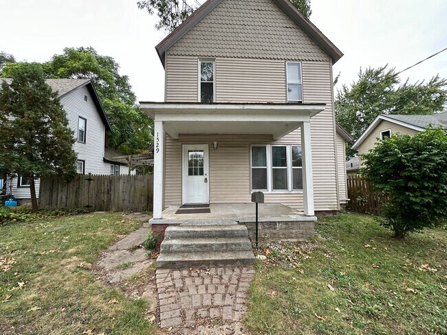 Primary Photo - Wonderful and Spacious Three Bedroom Home Minutes from Downtown Grand Rapids!!