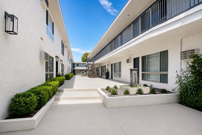 Building Photo - 5919 Reseda Blvd