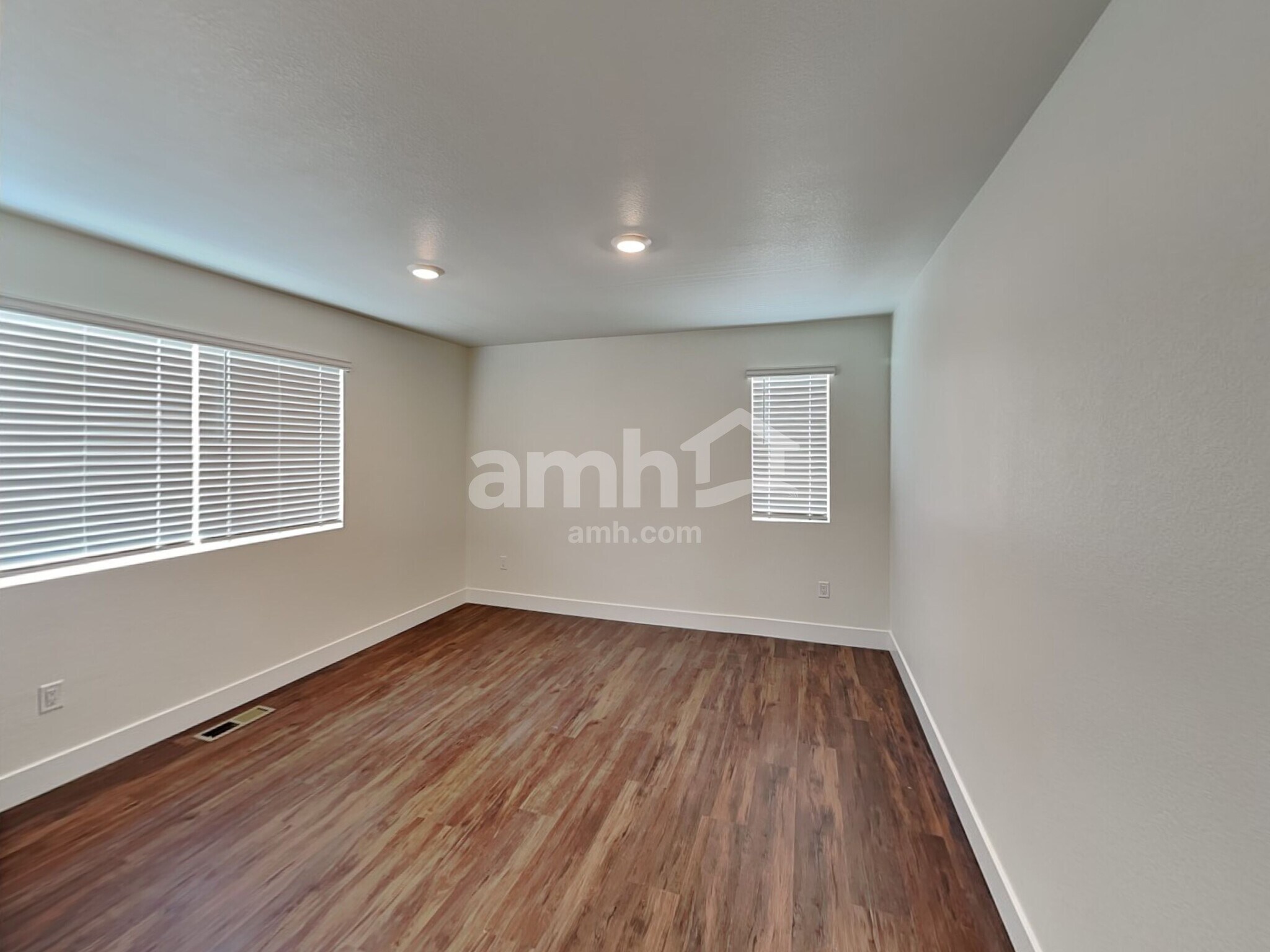 Building Photo - 818 S Oak St