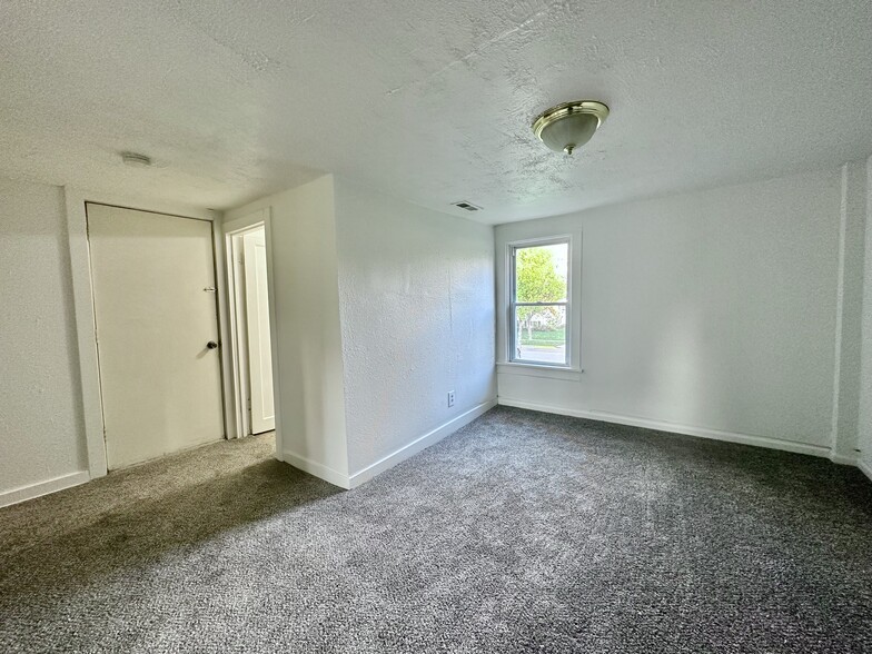 Living room - 950 Center St