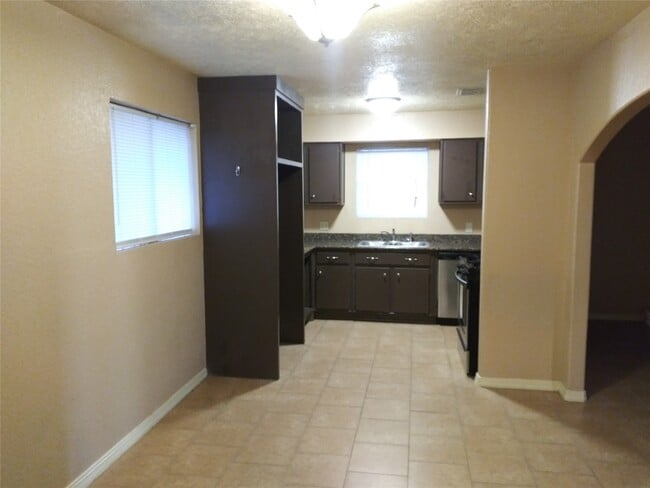 Building Photo - 4710 Pine St