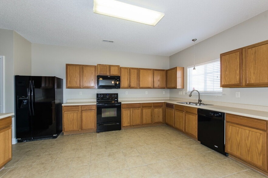 Building Photo - 13669 Coram Pl