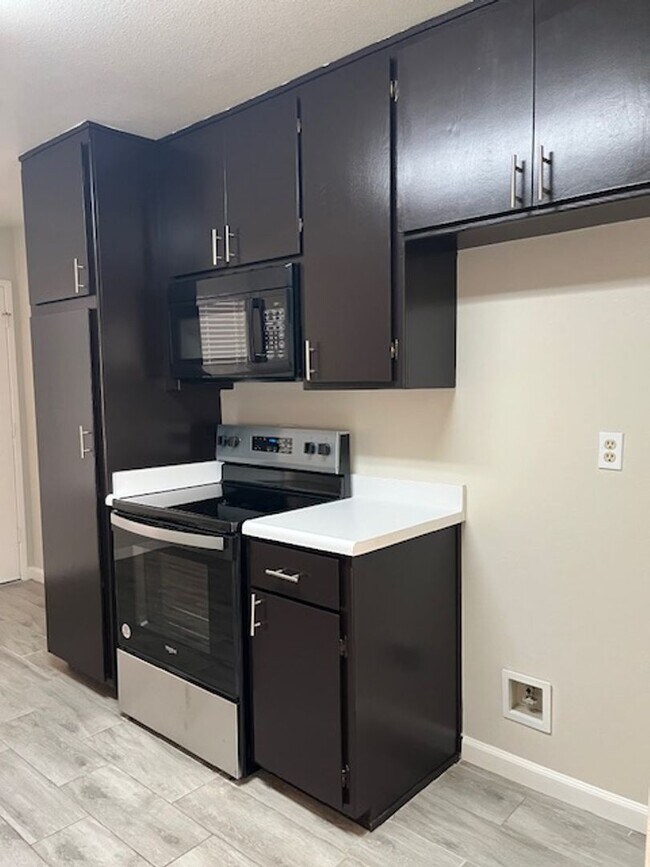 Building Photo - DBM9401