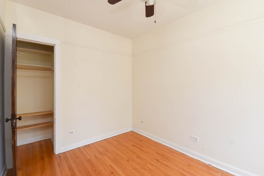 Building Photo - 821 W Waveland Ave