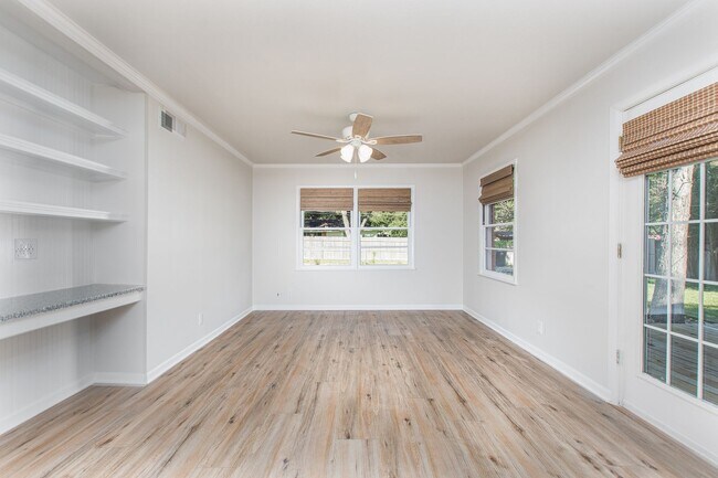 Building Photo - Renovated 3 Bed / 2 Bath Brick Home with 2-Car Garage & Fenced Yard in North Temple