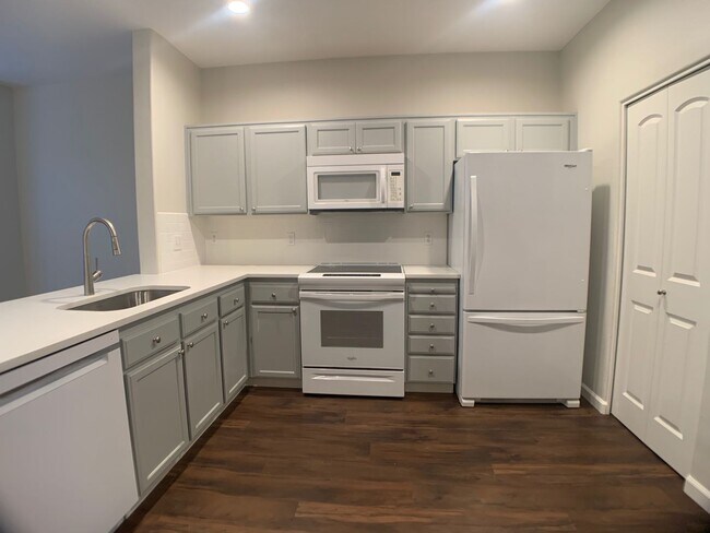 Building Photo - Remodeled Beautiful Progress Ridge Town home! 2 Bedrooms 2 Baths, 1628 Sq. Ft.