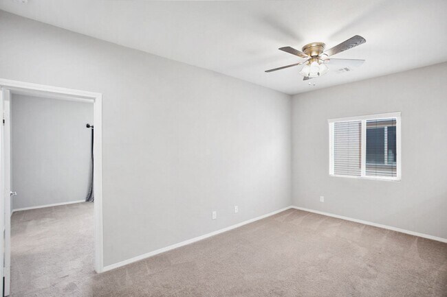 Building Photo - 4 Bed, Beauty With First Floor Bed And Full Bath