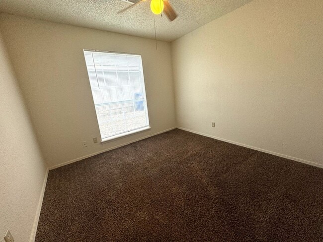 Building Photo - Coming SOON: Cute 3 bedroom 2 bathroom Duplex In Broken Arrow!