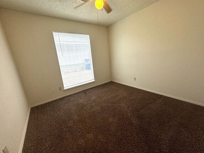 Building Photo - Cute 3 bedroom 2 bathroom Duplex In Broken Arrow!