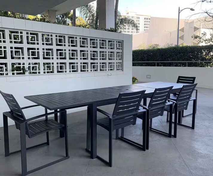 Building Photo - 10433 Wilshire Blvd