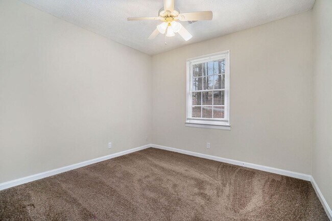 Building Photo - Large 4 Bedroom 2.5 Bath Home with 2 Car Garage