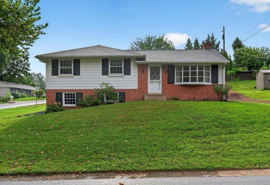 Primary Photo - 880 Corvair Rd