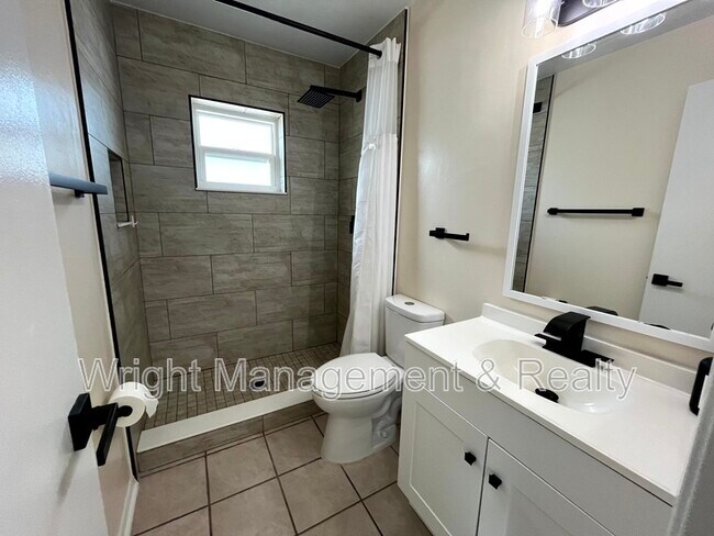 Building Photo - 1403 Stonehaven Way