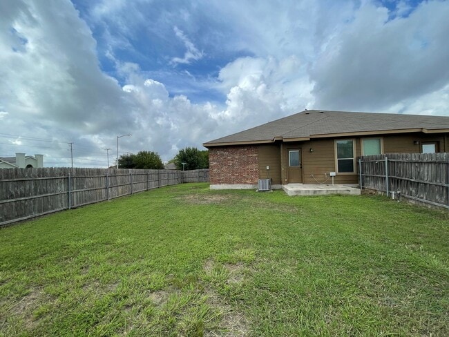 Building Photo - Single story townhome for rent