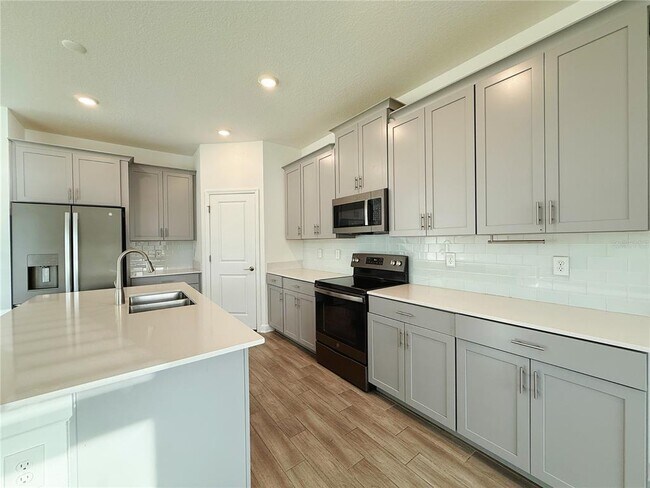 Building Photo - 5001 Center Ct