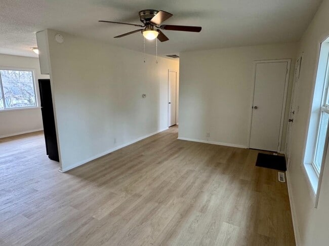 Building Photo - 910 Skyline Dr