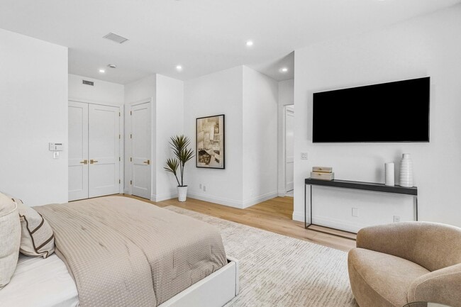 Building Photo - 735 NE 6th St