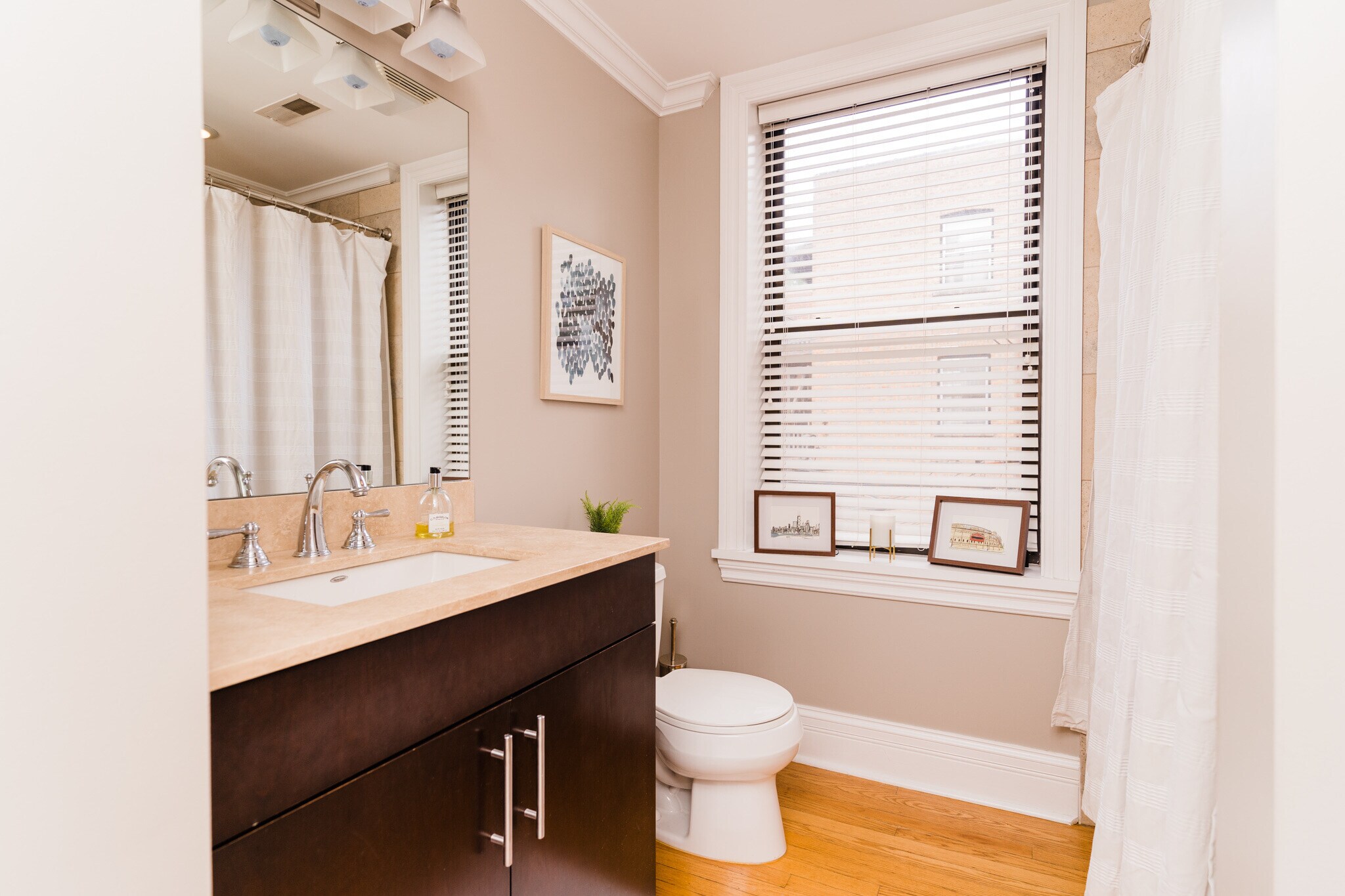 Building Photo - 914 W Schubert Ave