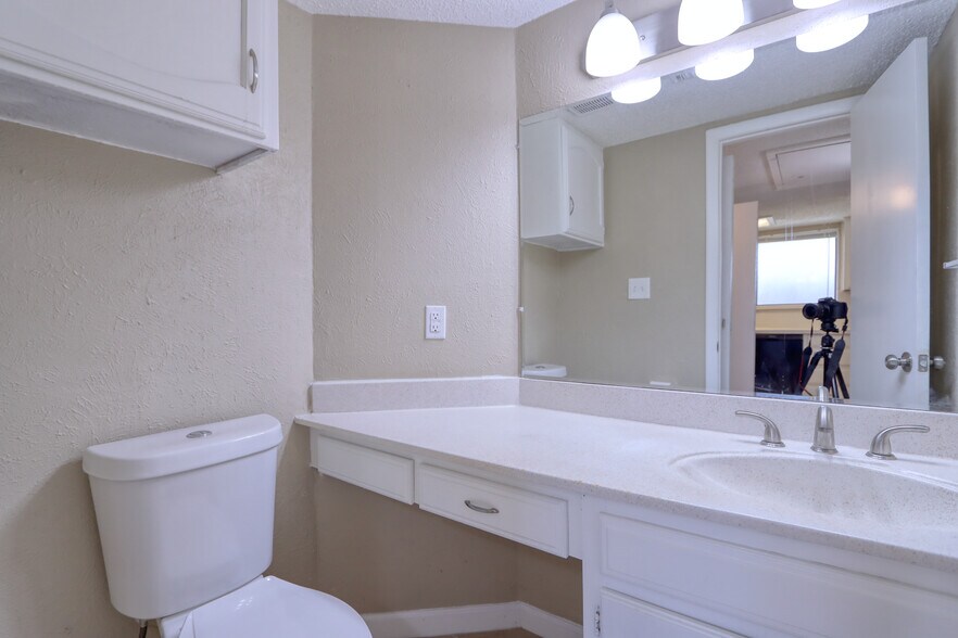 Building Photo - 711 Harbour Town Dr