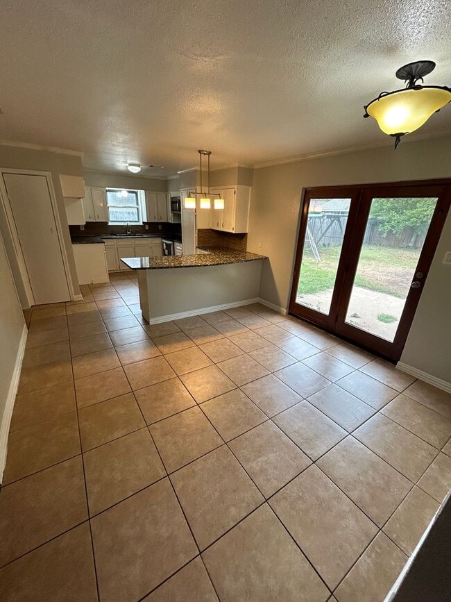 Building Photo - 2211 Granada Dr